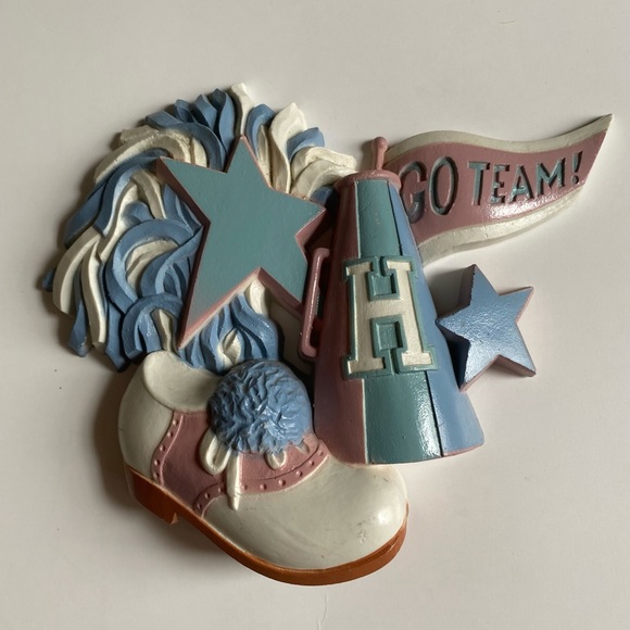 Vintage cheerleader wall decor - Picture 4 of 10